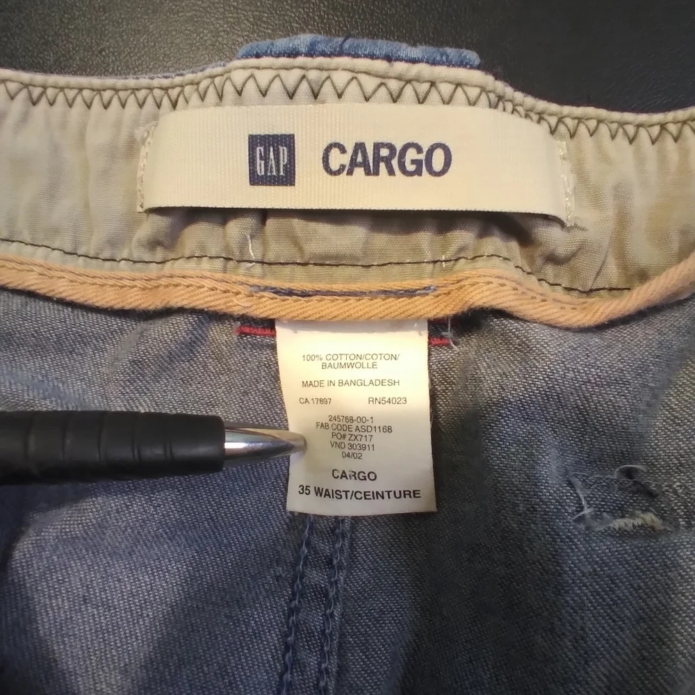 GAP Men's Denim-Look Light Blue Cargo Shorts 100% Cotton  Size 35 Waist Casual
